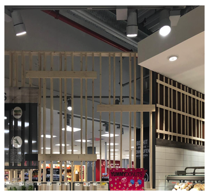 Lichtinstallation in der Backwarenabteilung eines Supermarkt