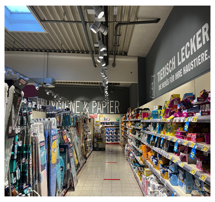 Installation von Leuchtmitteln in einem Supermarkt
