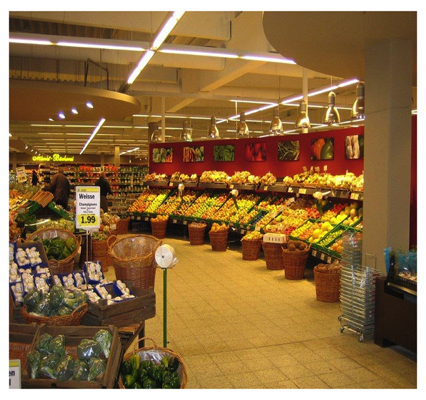 Fertiger Umbau einer Obst und Gemüseabteilung in einem Supermarkt